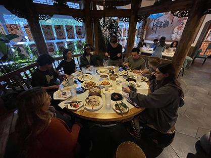 pic of students eating